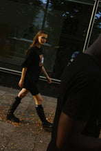 Lade das Bild in den Galerie-Viewer, Musta T - Shirt