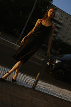 Lade das Bild in den Galerie-Viewer, Black Sea silk Kleid 100%