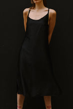 Lade das Bild in den Galerie-Viewer, Black Sea silk Kleid 100%
