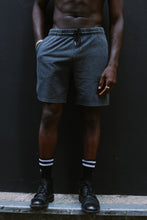 Lade das Bild in den Galerie-Viewer, Shorts black-gray wash