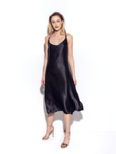 Lade das Bild in den Galerie-Viewer, Black Sea silk Kleid 100%