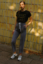 Lade das Bild in den Galerie-Viewer, Black yellow sustainable T-Shirt