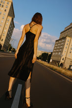 Lade das Bild in den Galerie-Viewer, Black Sea silk Kleid
