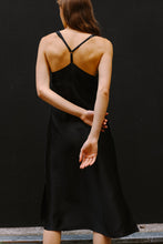 Lade das Bild in den Galerie-Viewer, Black Sea silk Kleid
